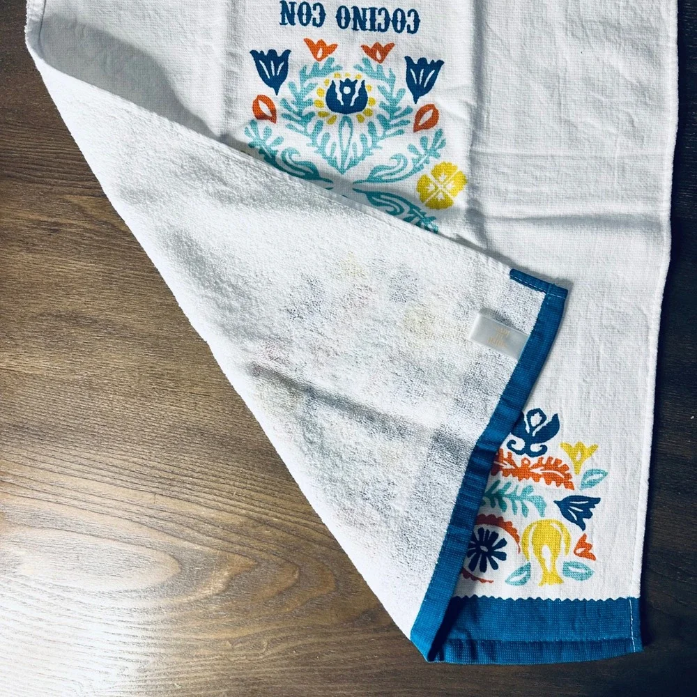 NEW Spirit of Love Cocino Con Mi‎ Corazon Kitchen Dish Towel White Blue Floral